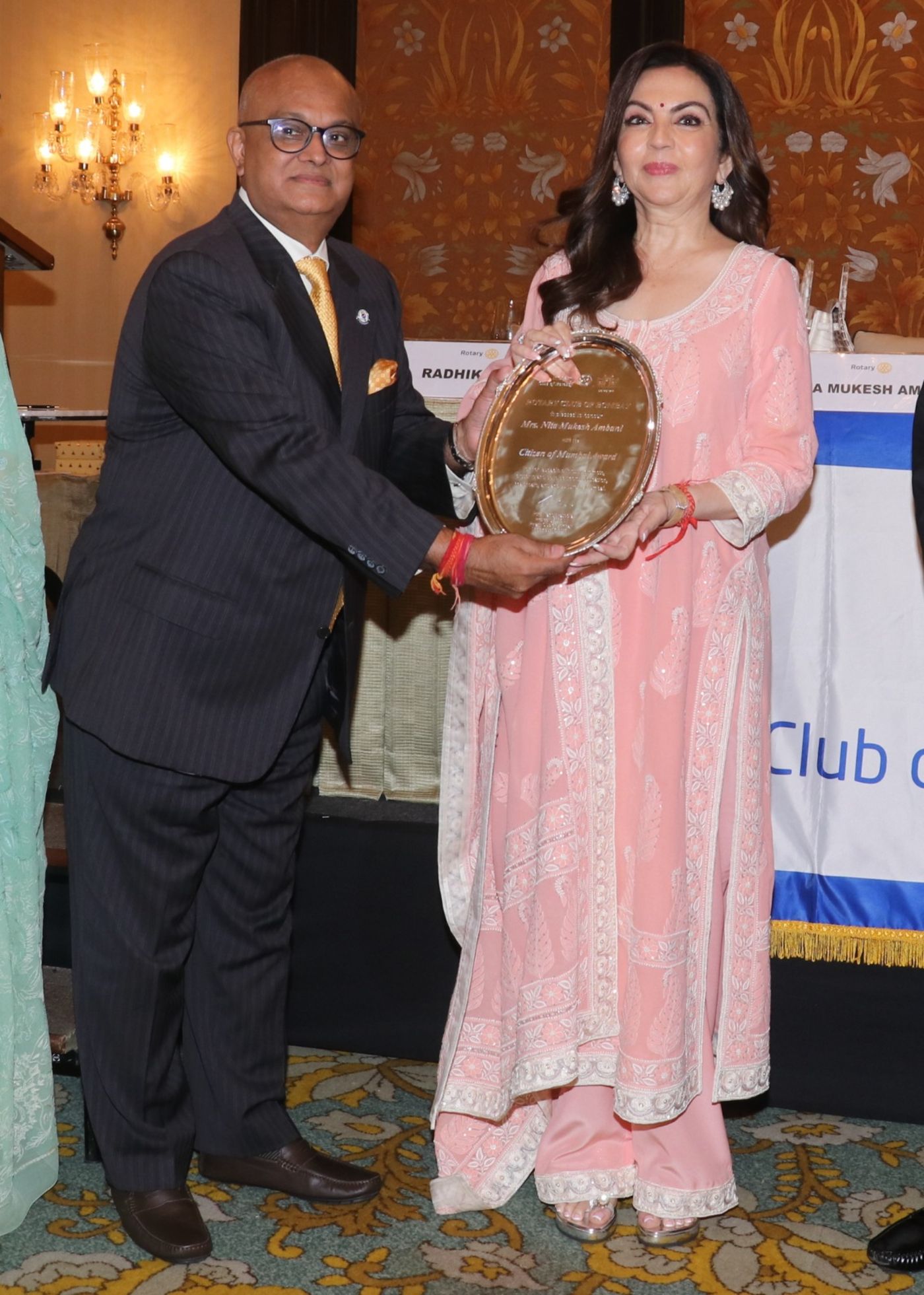 Manoj Patodia presenting the Citizen of Mumbai Award as President of the Rotary Club of Bombay